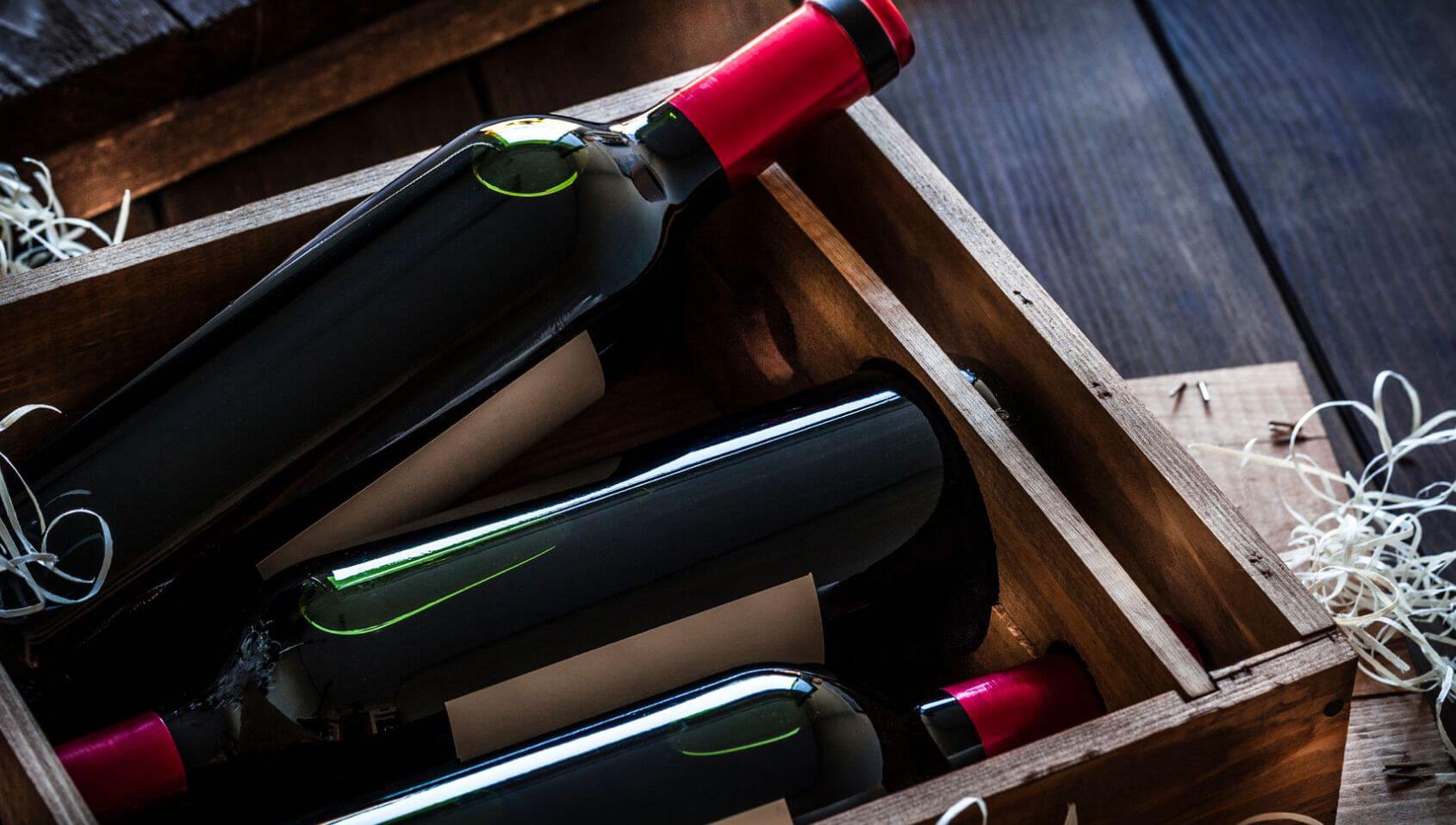 Affichage rustique d'une collection de vins rouges.